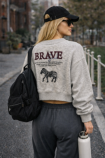 Brave Baskılı Crop Fermuarlı Hırka - Görsel 3