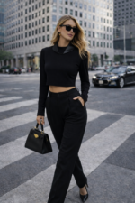 Deri Yaka Detaylı Siyah Crop Triko