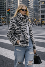 Açık Mavi Yırtık Detaylı Mom Jean - Görsel 4