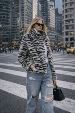 Açık Mavi Yırtık Detaylı Mom Jean - Görsel 2